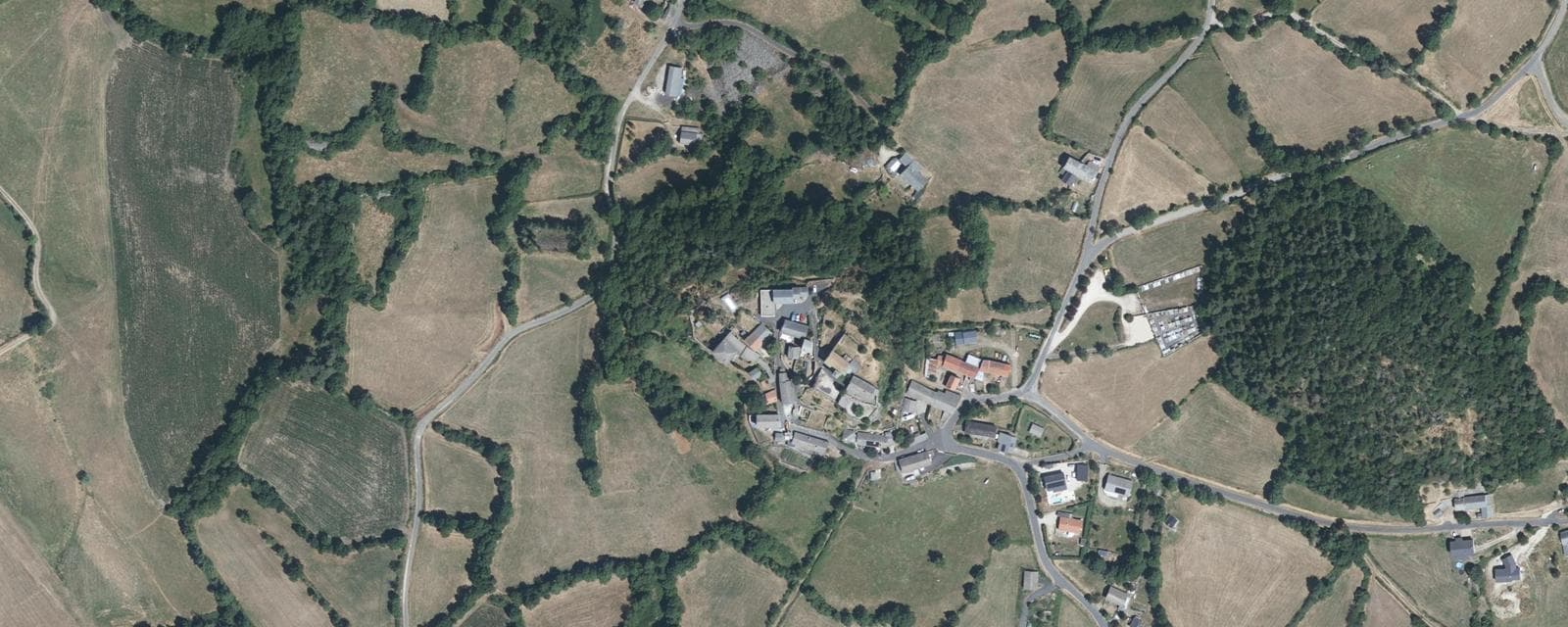 Vue aérienne de Mézères (Haute-Loire)