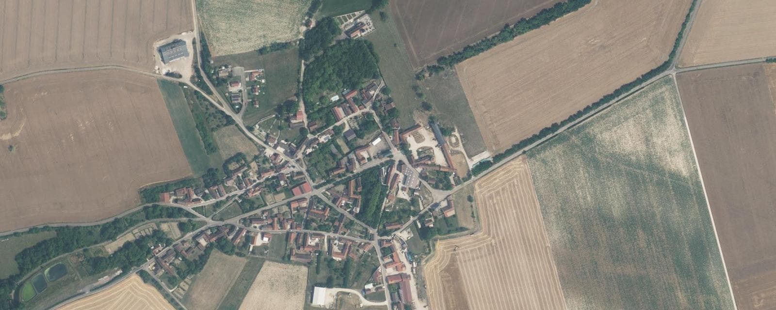 Vue aérienne de Moulins-en-Tonnerrois (Yonne)
