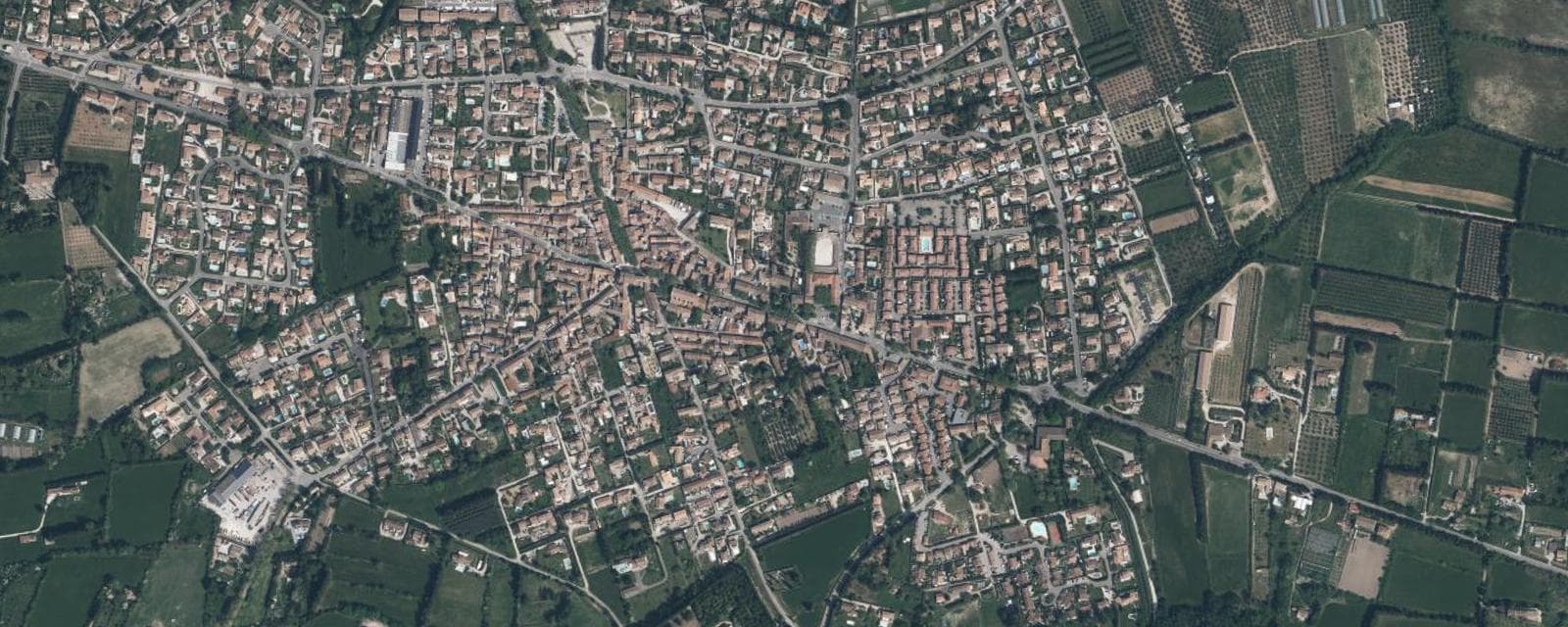 Vue aérienne de Mouriès (Bouches-du-Rhône)