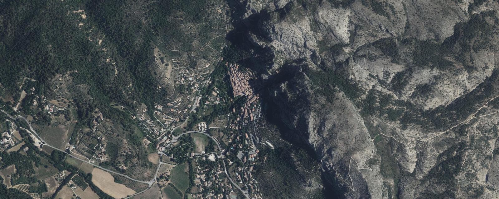 Vue aérienne de Moustiers-Sainte-Marie (Alpes-de-Haute-Provence)