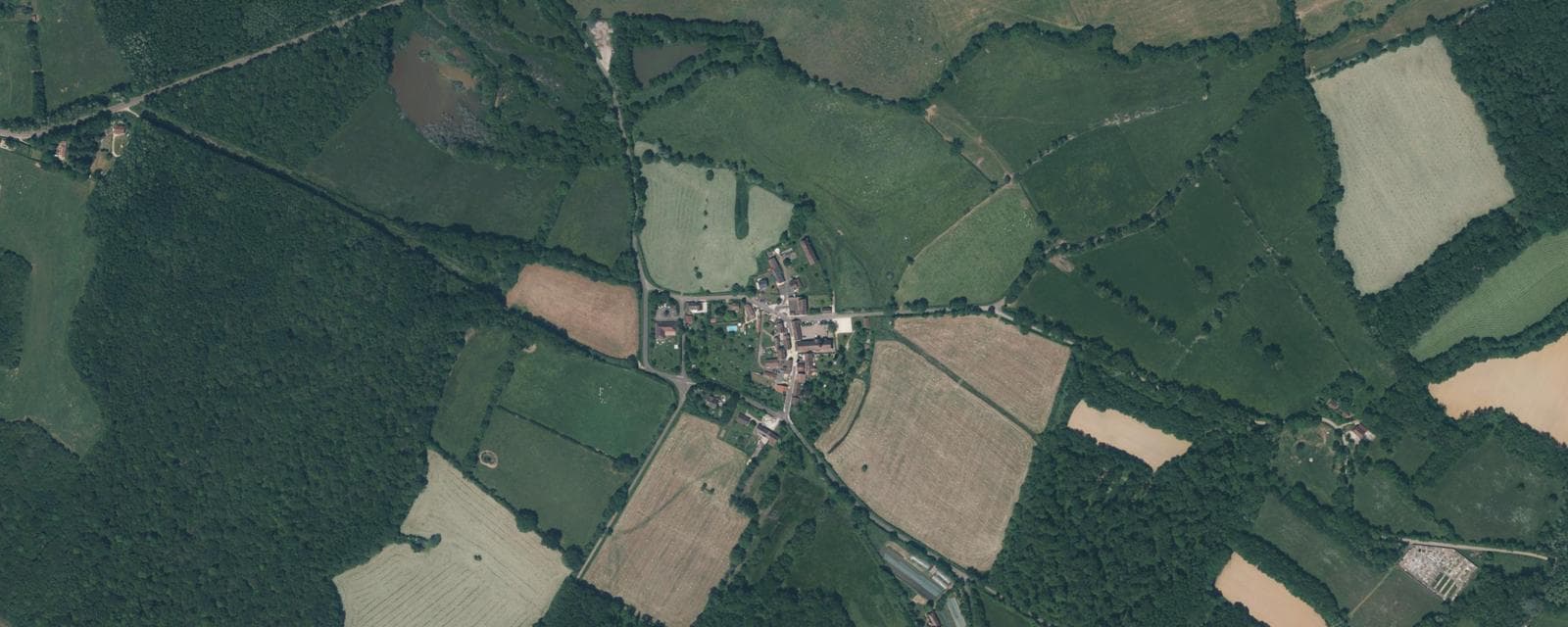 Vue aérienne de Moutiers-en-Puisaye (Yonne)