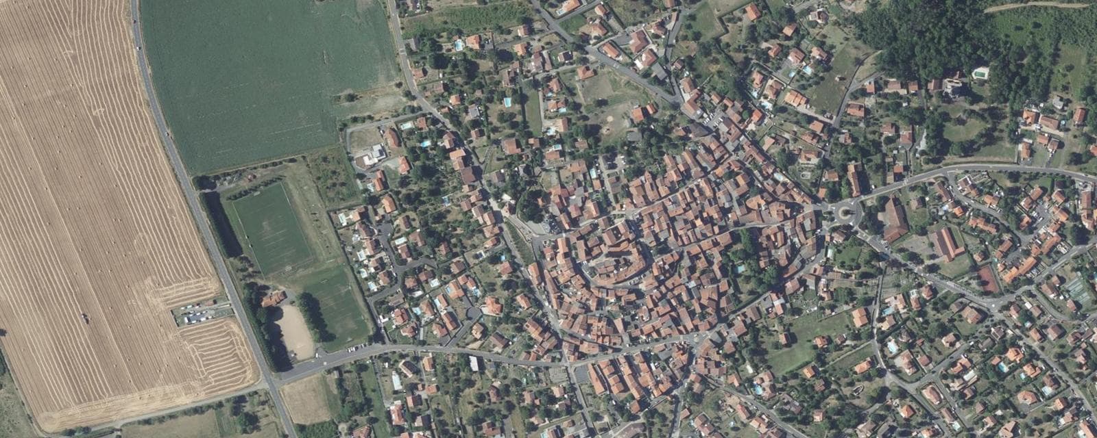Vue aérienne de Mur-sur-Allier (Puy-de-Dôme)