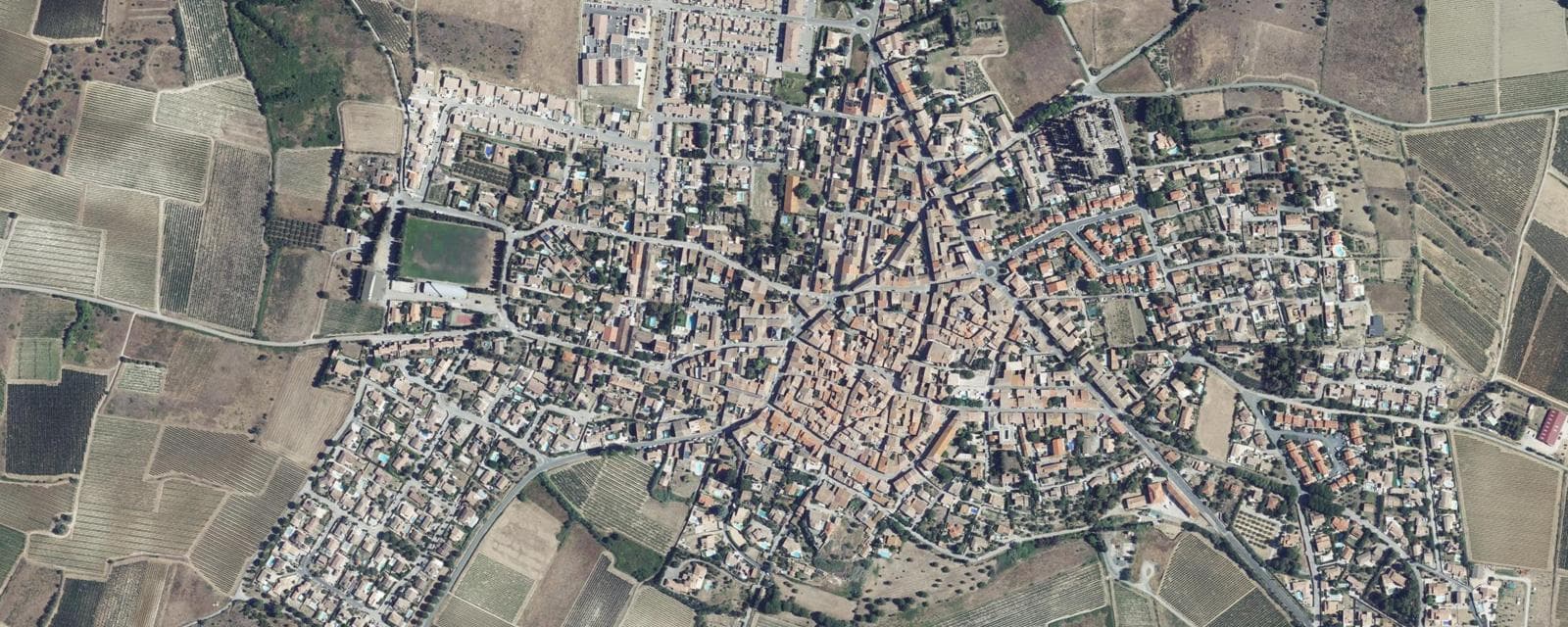 Vue aérienne de Ouveillan (Aude)