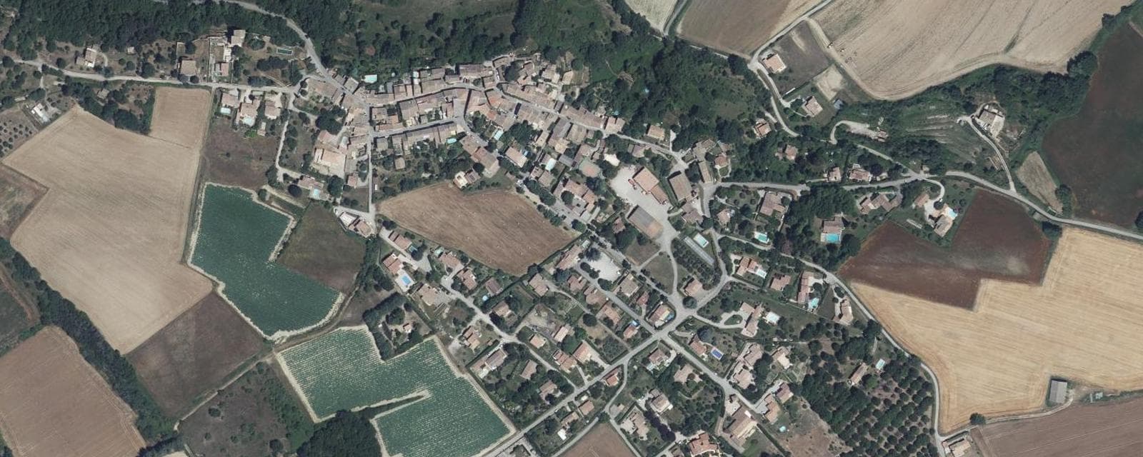 Vue aérienne de Pierrerue (Alpes-de-Haute-Provence)