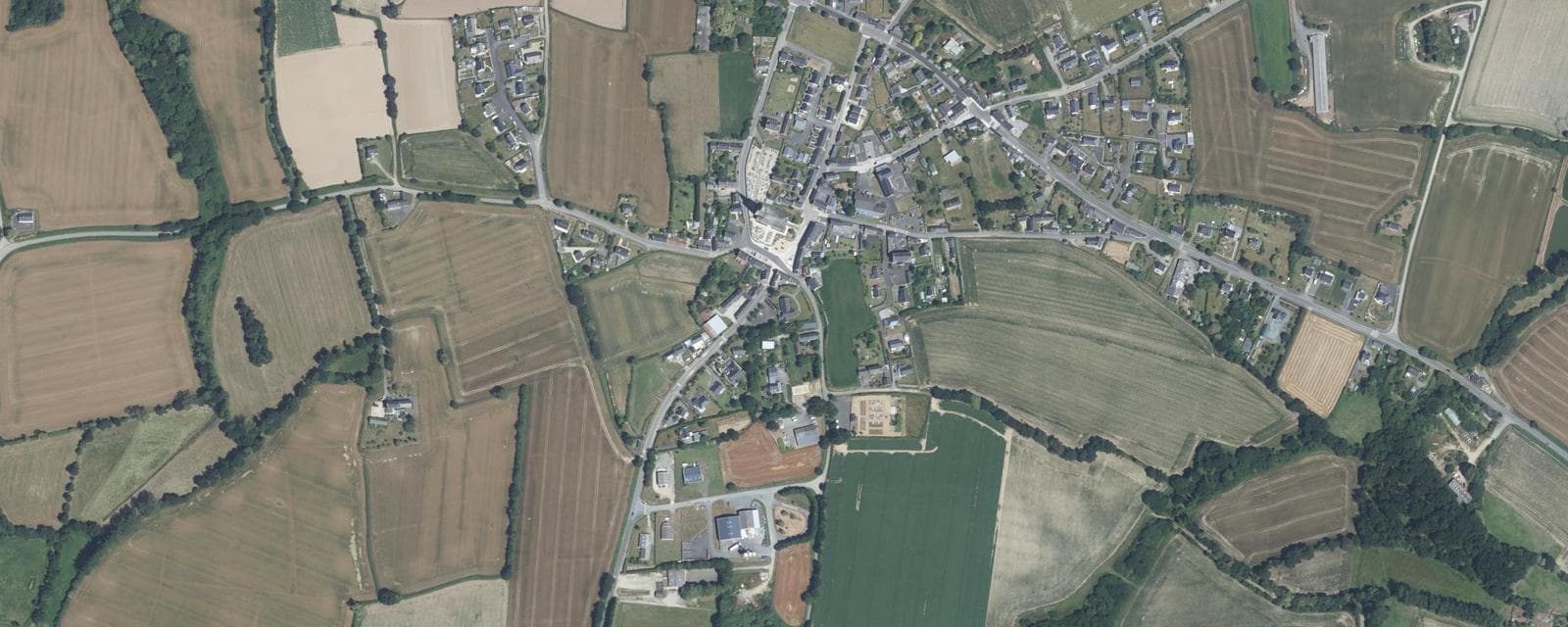 Vue aérienne de Ploëzal (Côtes-d'Armor)