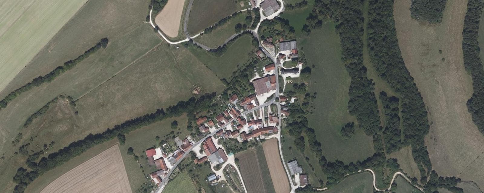 Vue aérienne de Poinson-lès-Grancey (Haute-Marne)