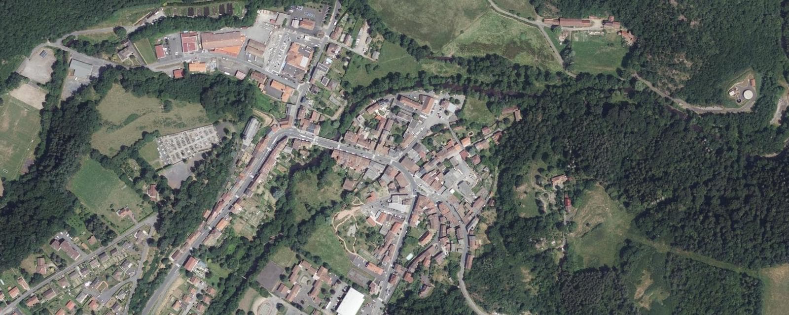 Vue aérienne de Pontaumur (Puy-de-Dôme)