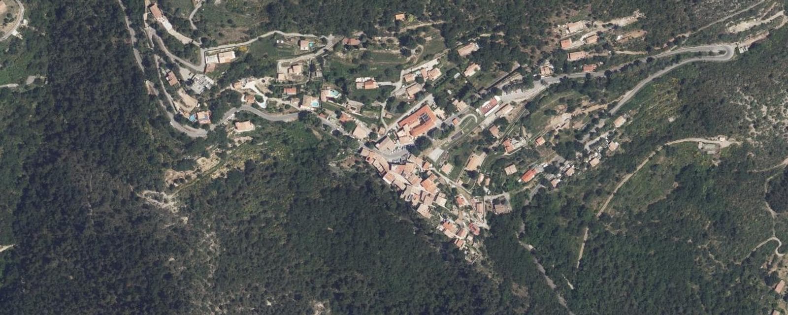 Vue aérienne de Revest-les-Roches (Alpes-Maritimes)
