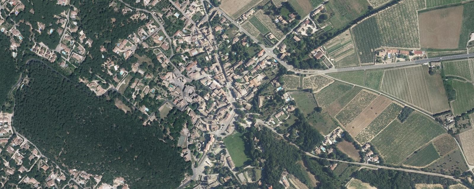 Vue aérienne de Rochegude (Drôme)