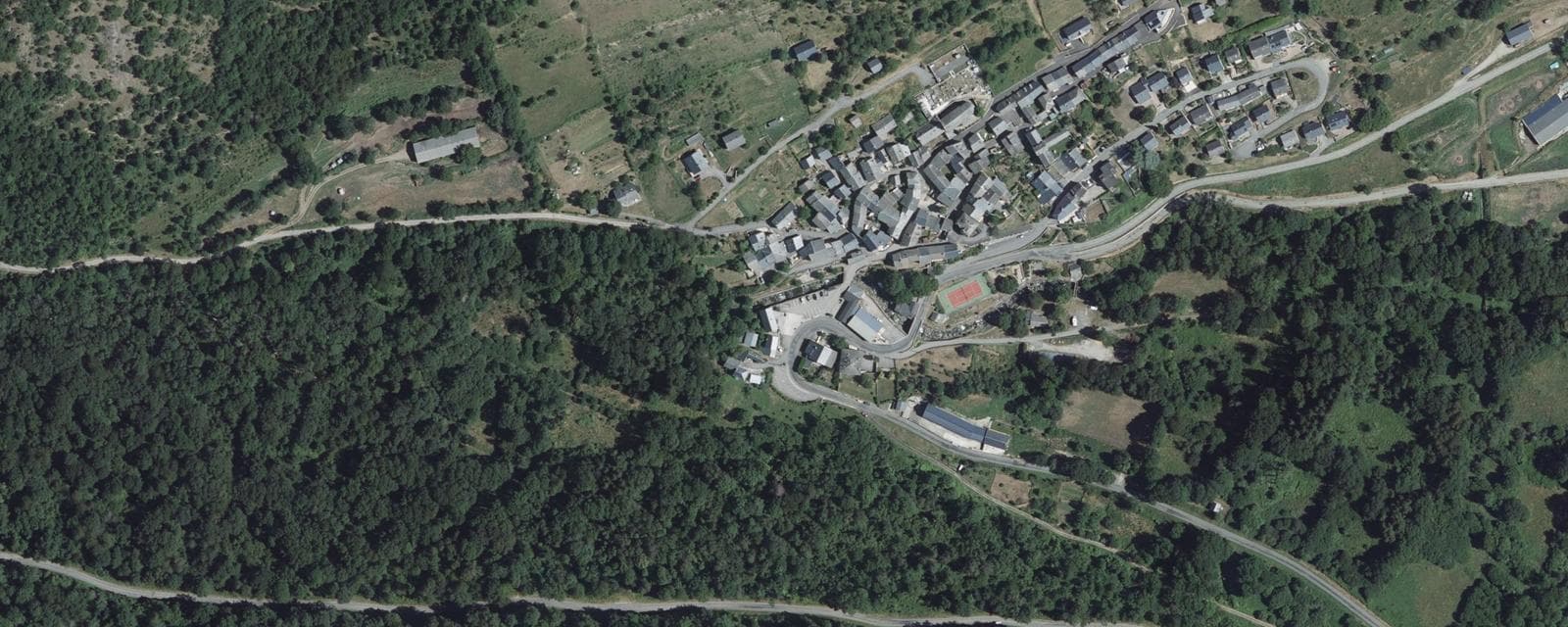 Vue aérienne de Rouze (Ariège)
