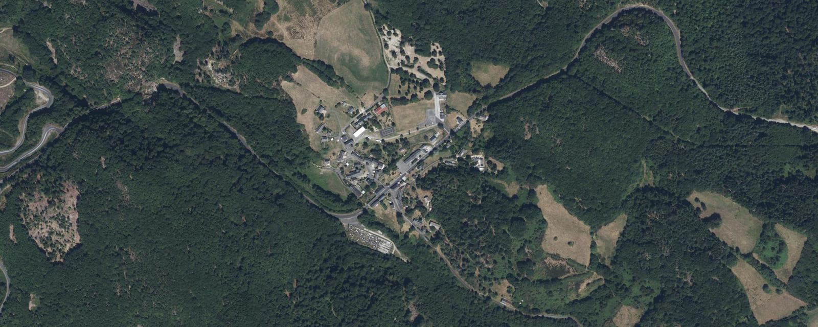 Vue aérienne de Saint-Amandin (Cantal)