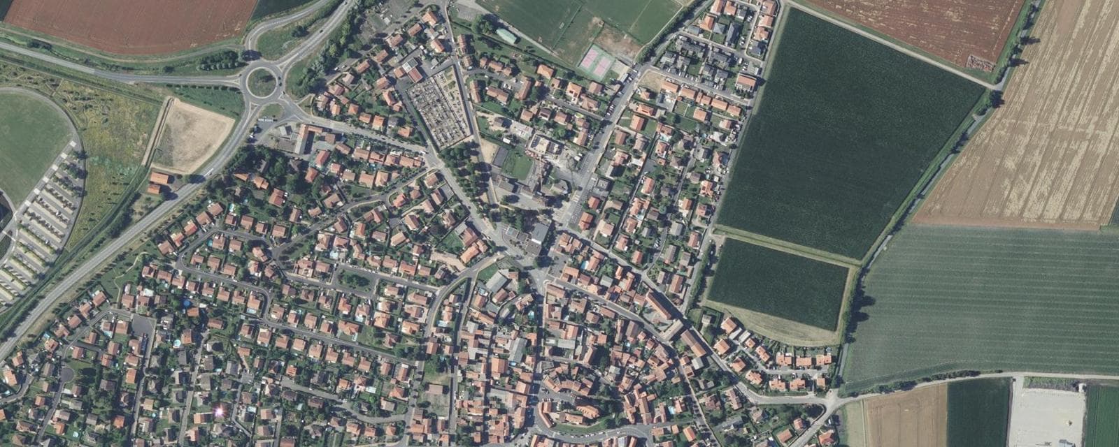 Vue aérienne de Saint-Beauzire (Puy-de-Dôme)
