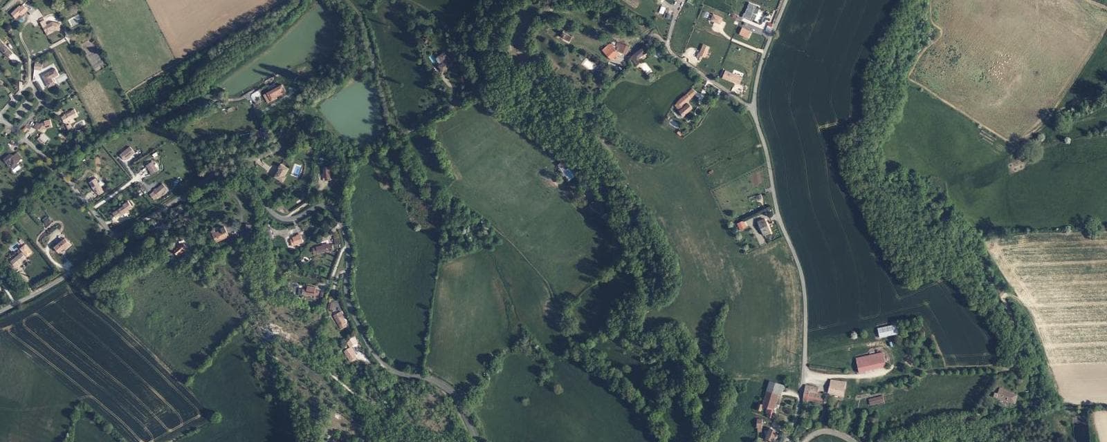 Vue aérienne de Saint-Caprais-de-Lerm (Lot-et-Garonne)