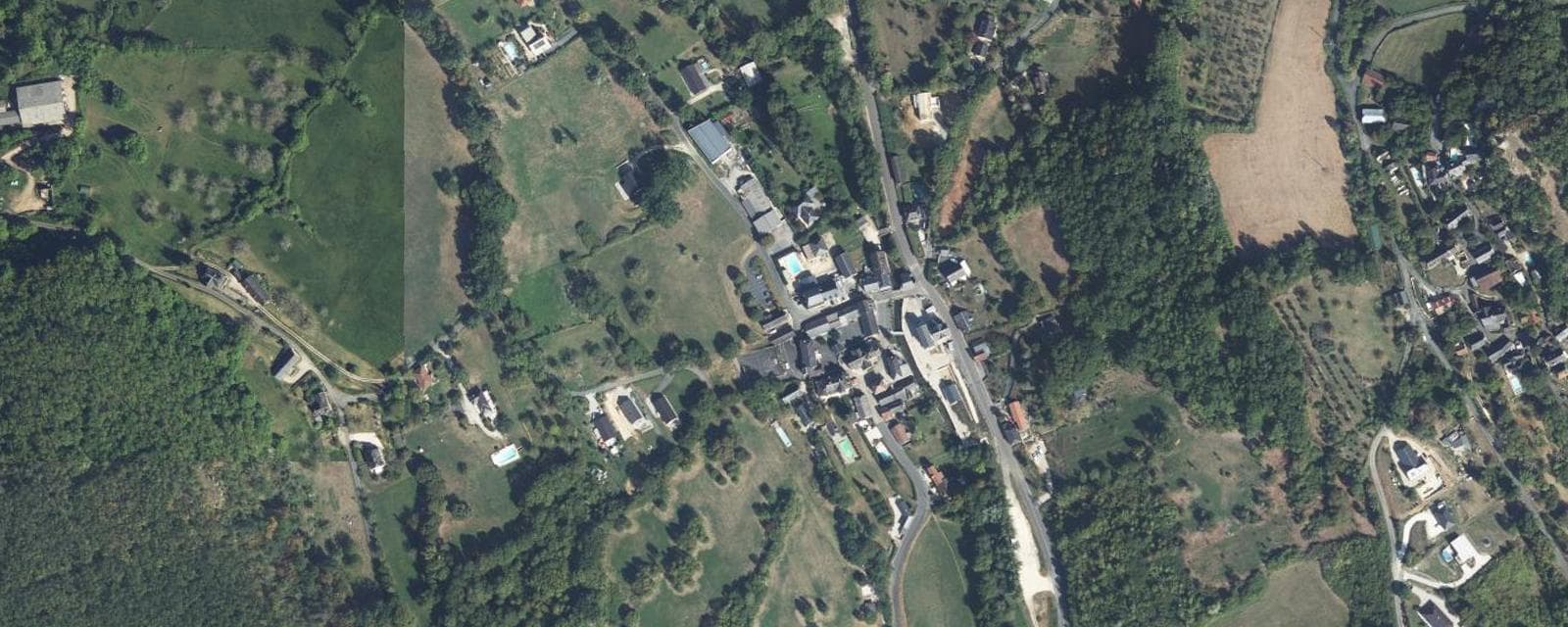 Vue aérienne de Saint-Cernin-de-Larche (Corrèze)