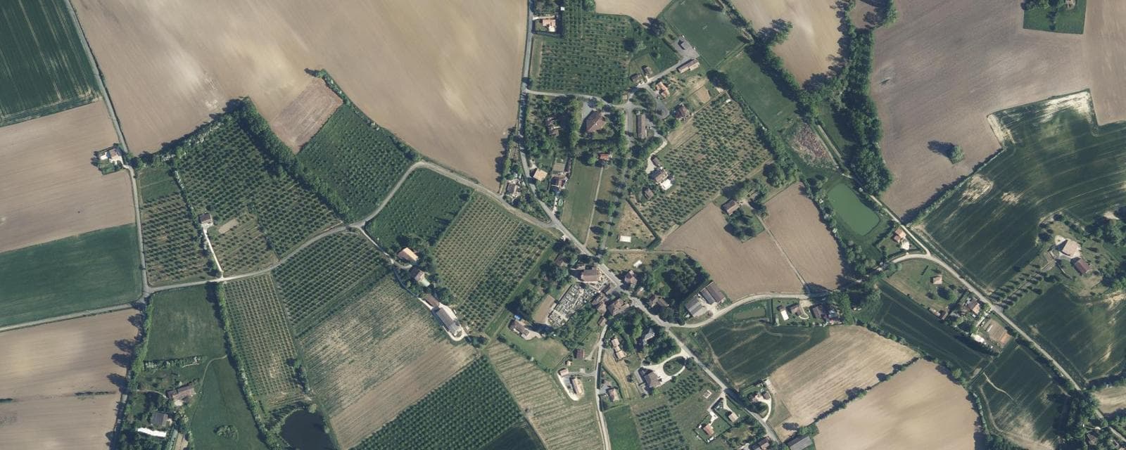 Vue aérienne de Saint-Colomb-de-Lauzun (Lot-et-Garonne)