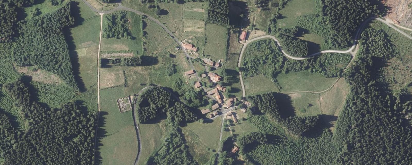 Vue aérienne de Saint-Éloy-la-Glacière (Puy-de-Dôme)