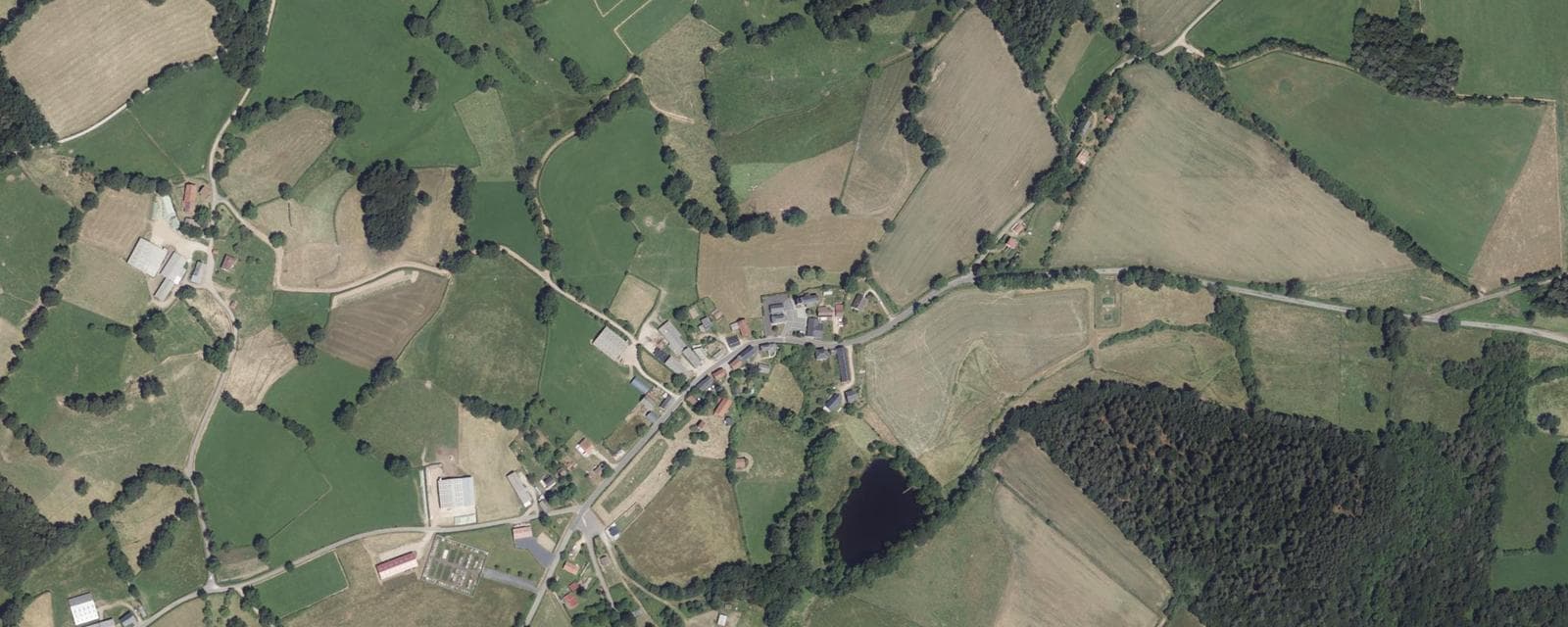 Vue aérienne de Saint-Étienne-des-Champs (Puy-de-Dôme)