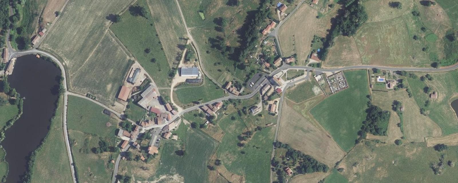 Vue aérienne de Saint-Flour-l'Étang (Puy-de-Dôme)