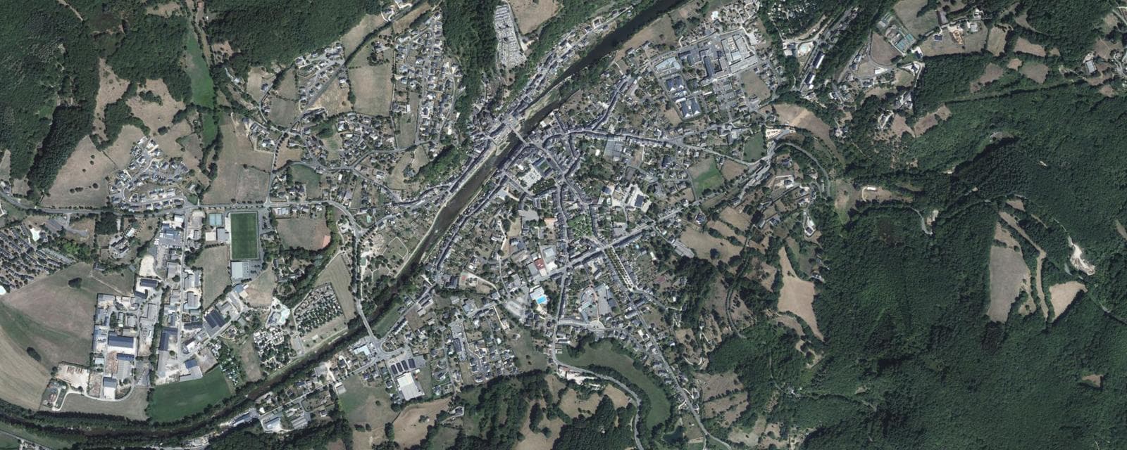 Vue aérienne de Saint Geniez d'Olt et d'Aubrac (Aveyron)