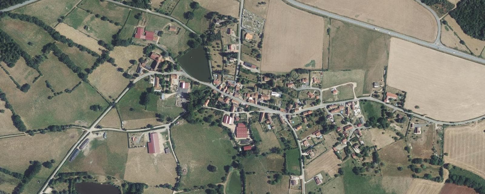 Vue aérienne de Saint-Hilaire-la-Croix (Puy-de-Dôme)
