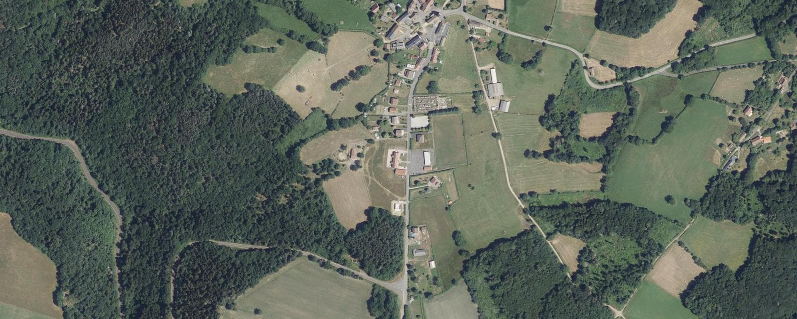 Vue aérienne de Saint-Jacques-d'Ambur (Puy-de-Dôme)