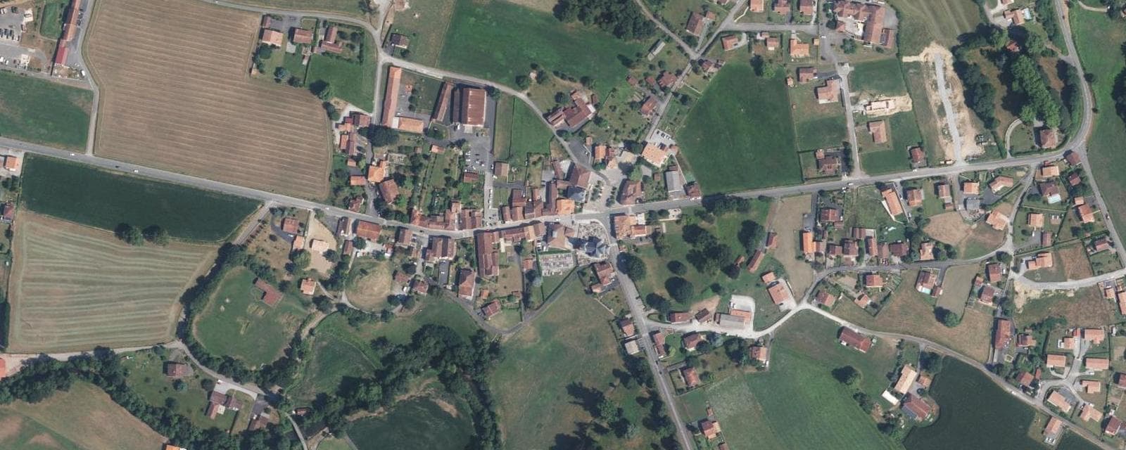 Vue aérienne de Saint-Jean-le-Vieux (Pyrénées-Atlantiques)
