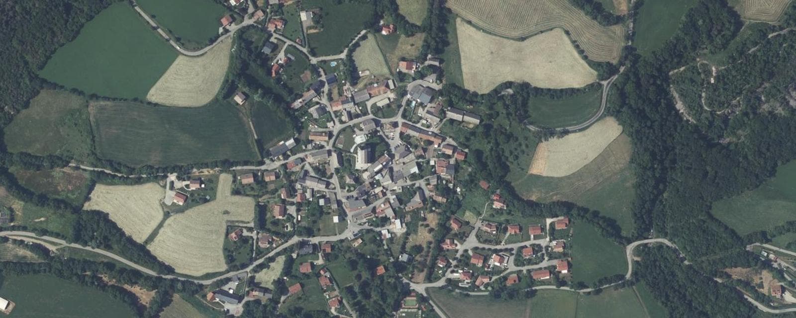 Vue aérienne de Saint-Julien-en-Champsaur (Hautes-Alpes)