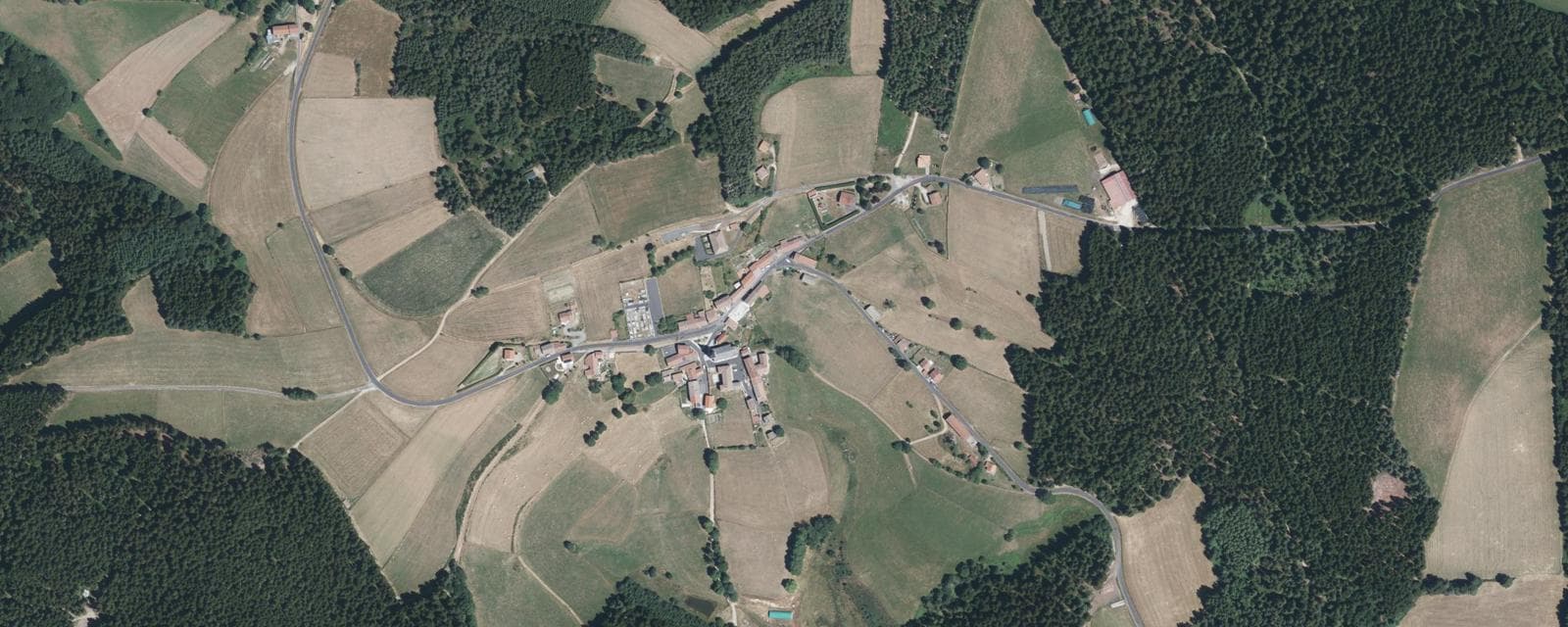Vue aérienne de Saint-Julien-Molhesabate (Haute-Loire)