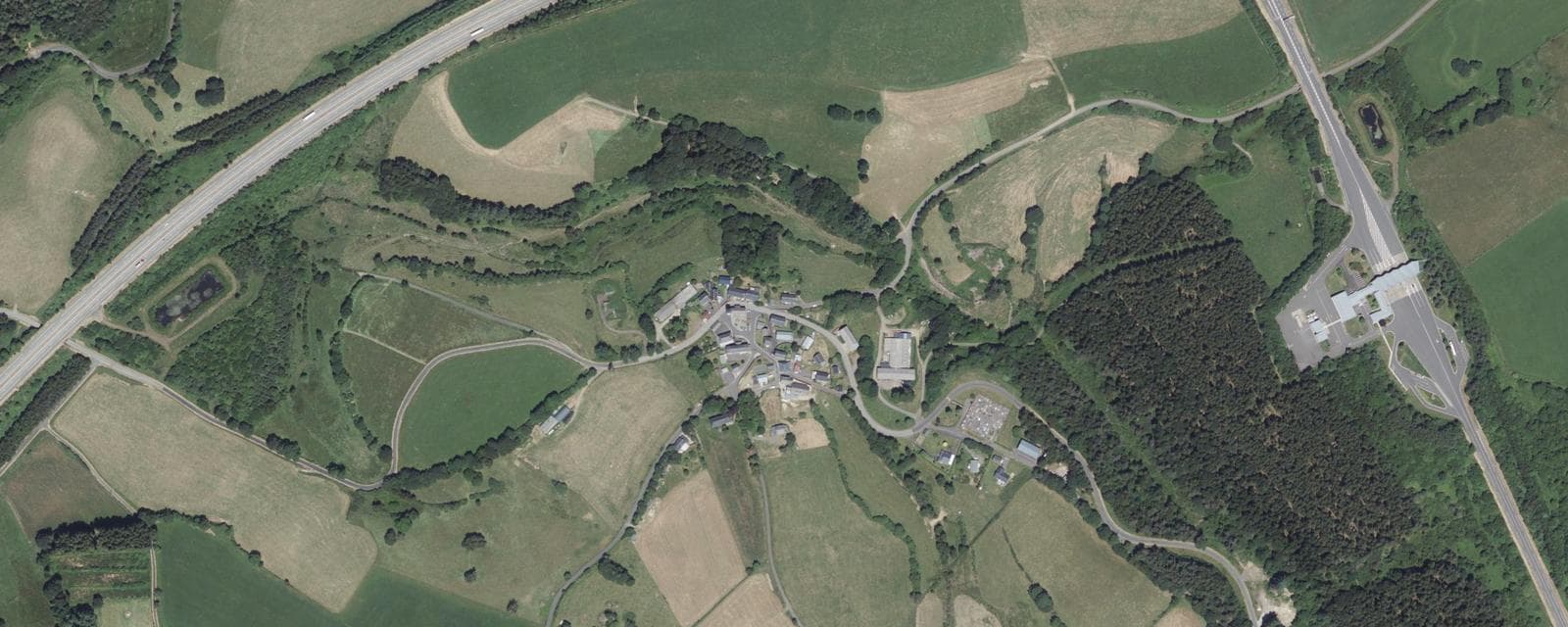 Vue aérienne de Saint-Julien-Puy-Lavèze (Puy-de-Dôme)