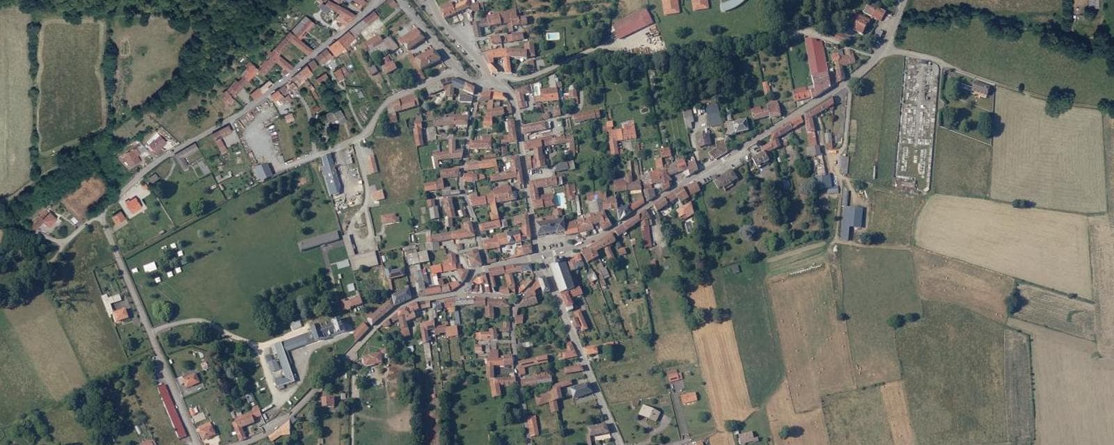 Vue aérienne de Saint-Laurent-de-Neste (Hautes-Pyrénées)