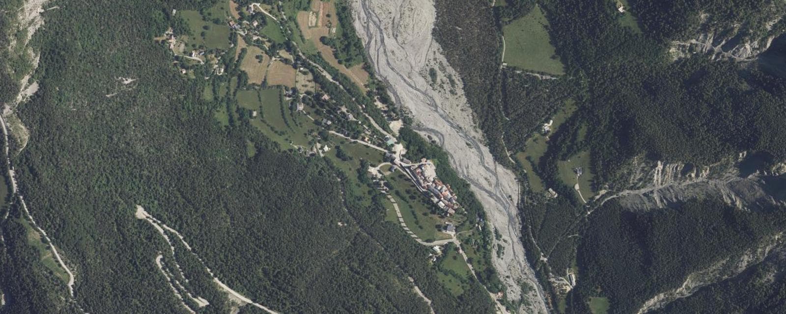 Vue aérienne de Saint-Martin-d'Entraunes (Alpes-Maritimes)
