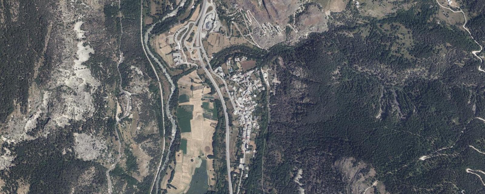 Vue aérienne de Saint-Martin-de-Queyrières (Hautes-Alpes)