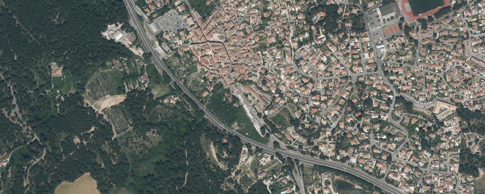 Vue aérienne de Saint-Mitre-les-Remparts (Bouches-du-Rhône)