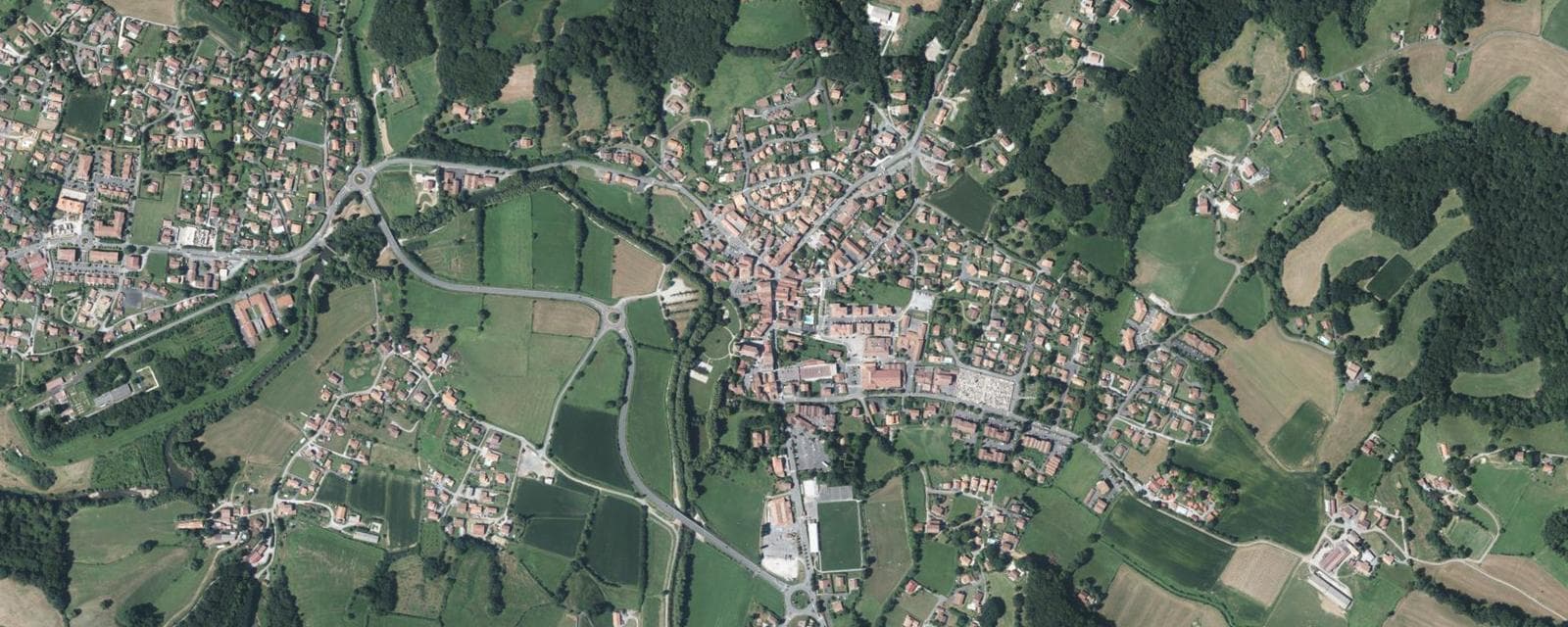 Vue aérienne de Saint-Pée-sur-Nivelle (Pyrénées-Atlantiques)