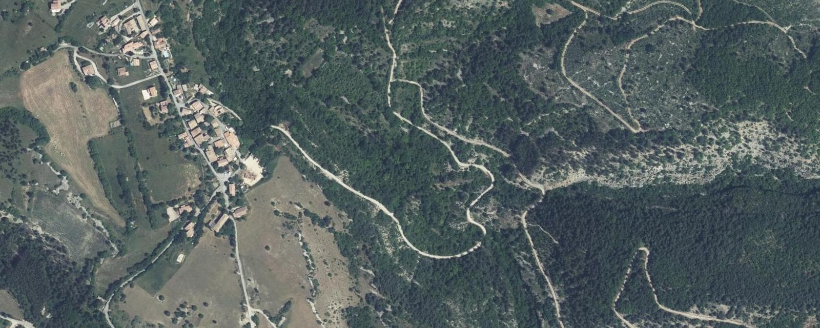 Vue aérienne de Saint-Pierre-Avez (Hautes-Alpes)
