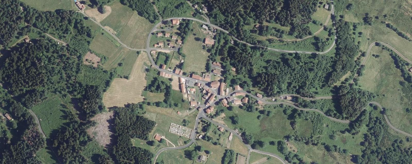 Vue aérienne de Saint-Pierre-la-Bourlhonne (Puy-de-Dôme)