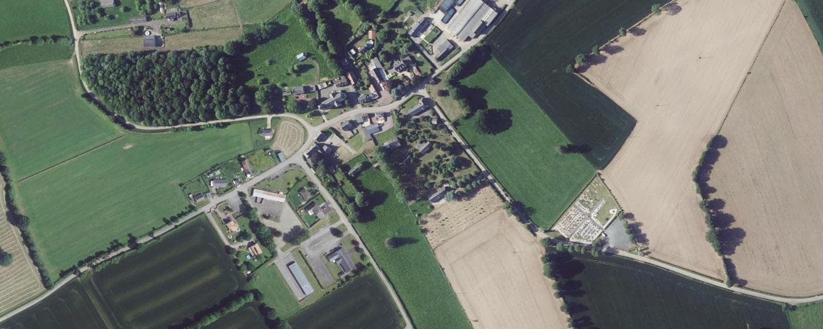 Vue aérienne de Saint-Quentin-les-Chardonnets (Orne)