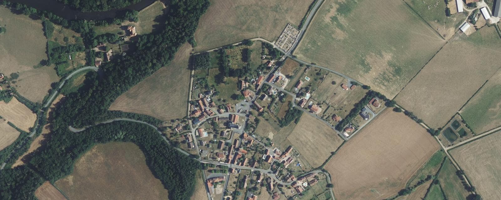 Vue aérienne de Saint-Quintin-sur-Sioule (Puy-de-Dôme)