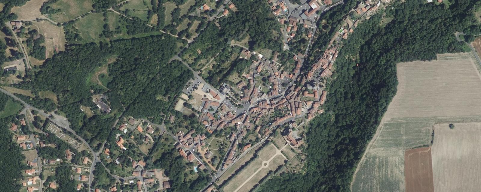 Vue aérienne de Saint-Saturnin (Puy-de-Dôme)