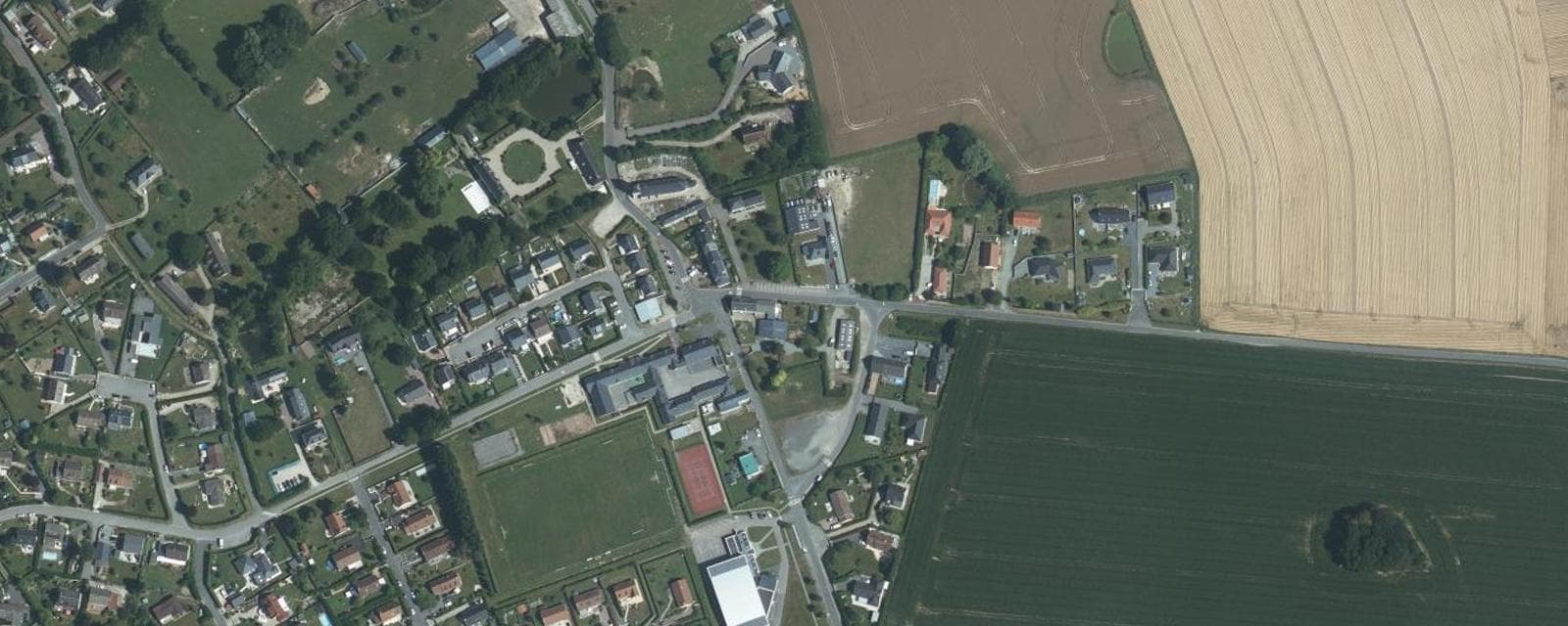 Vue aérienne de Saint-Sauveur-d'Émalleville (Seine-Maritime)