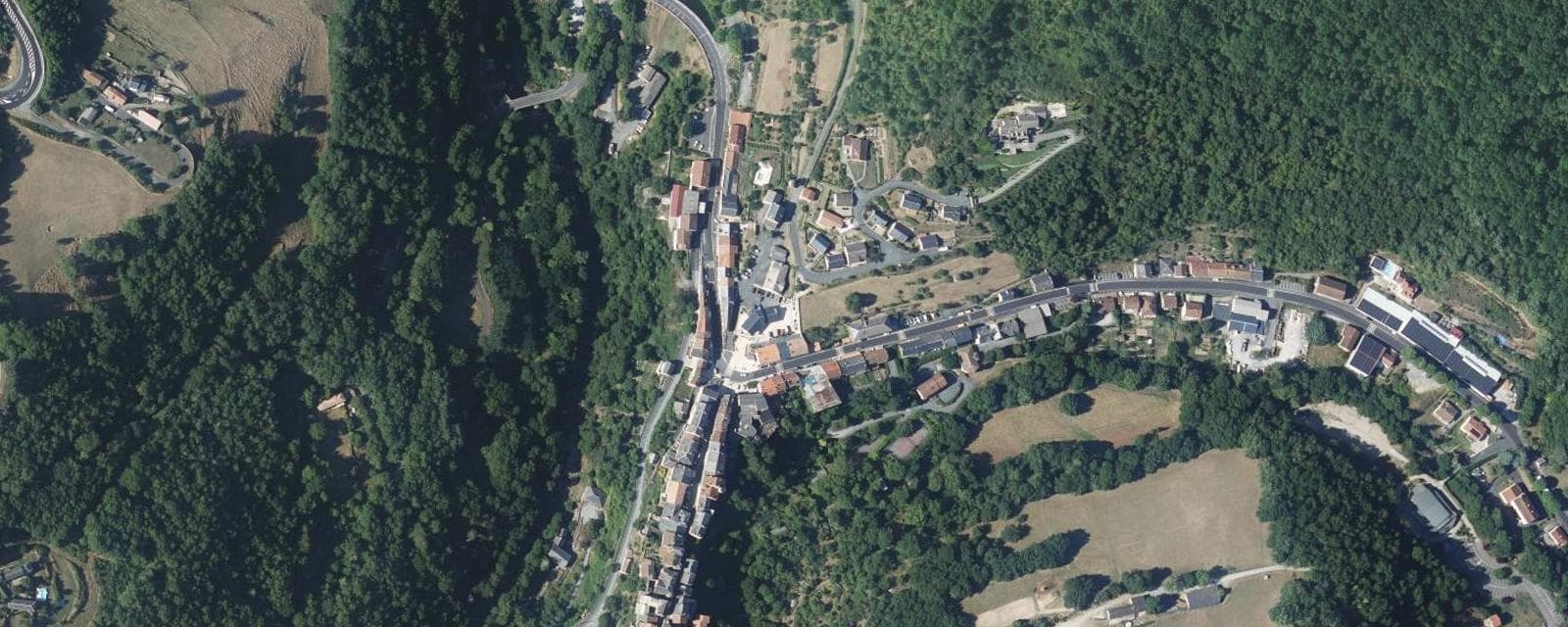 Vue aérienne de Saint-Sernin-sur-Rance (Aveyron)