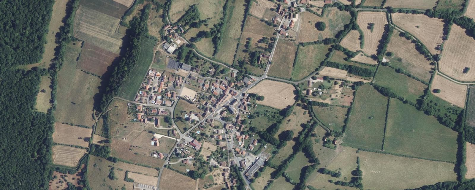 Vue aérienne de Saint-Sylvestre-Pragoulin (Puy-de-Dôme)