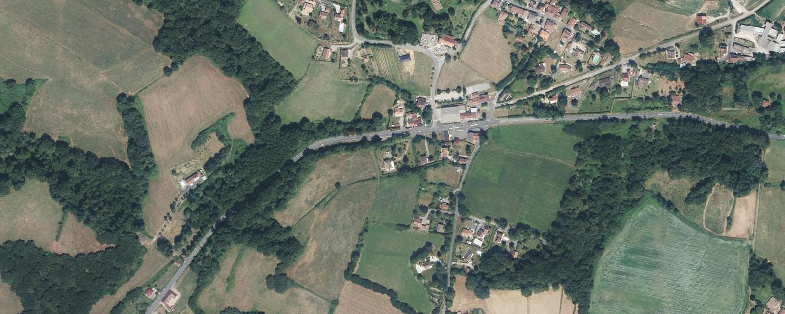 Vue aérienne de Sallespisse (Pyrénées-Atlantiques)