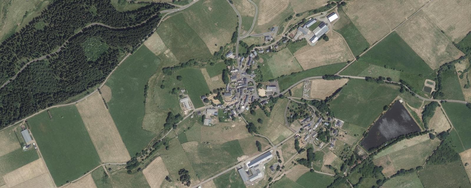 Vue aérienne de Saulzet-le-Froid (Puy-de-Dôme)