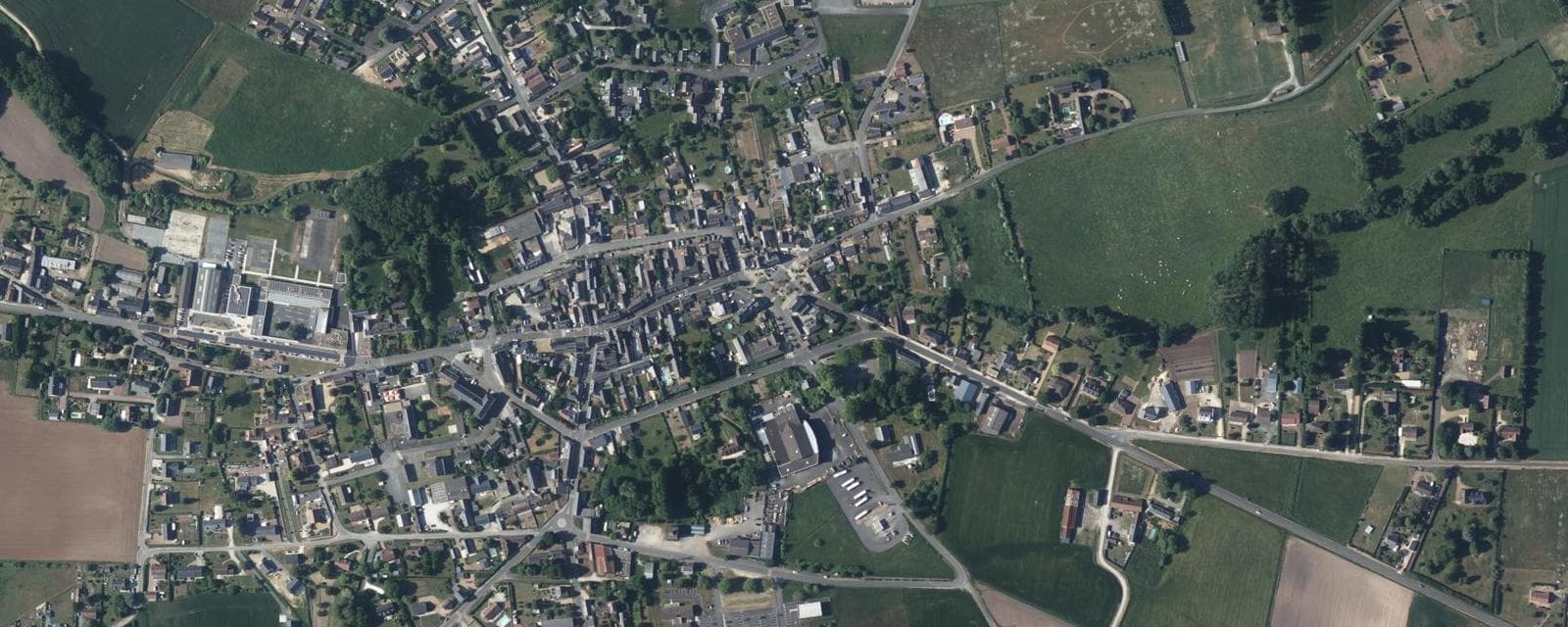 Vue aérienne de Savigné-sur-Lathan (Indre-et-Loire)