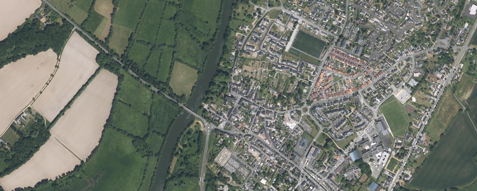 Vue aérienne de Seiches-sur-le-Loir (Maine-et-Loire)