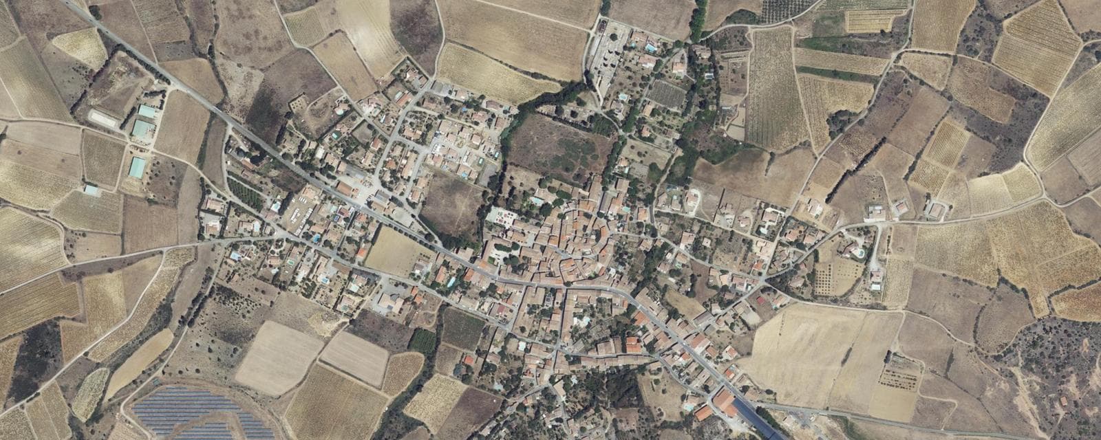 Vue aérienne de Thézan-des-Corbières (Aude)
