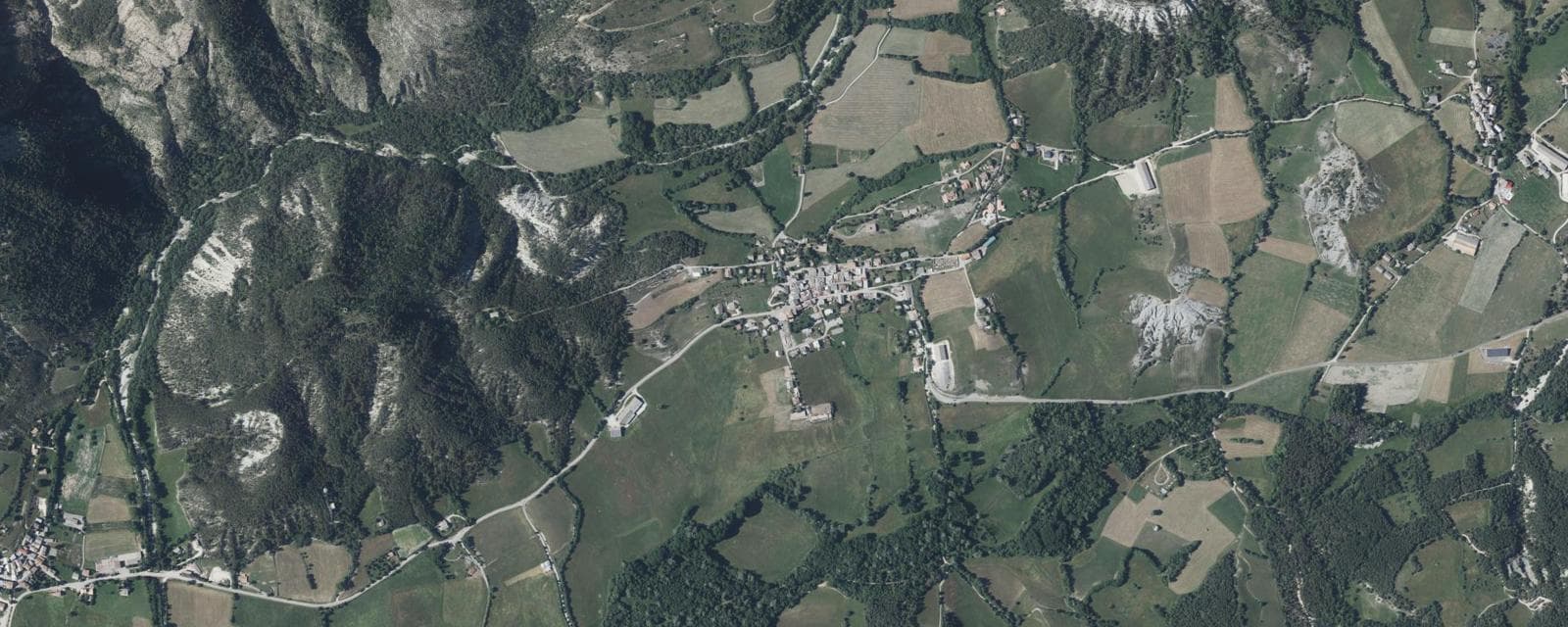 Vue aérienne de Thorame-Basse (Alpes-de-Haute-Provence)