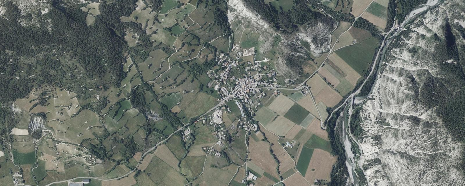 Vue aérienne de Thorame-Haute (Alpes-de-Haute-Provence)