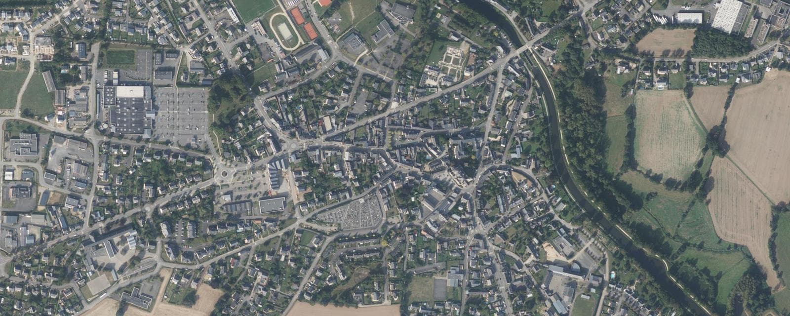 Vue aérienne de Tinténiac (Ille-et-Vilaine)
